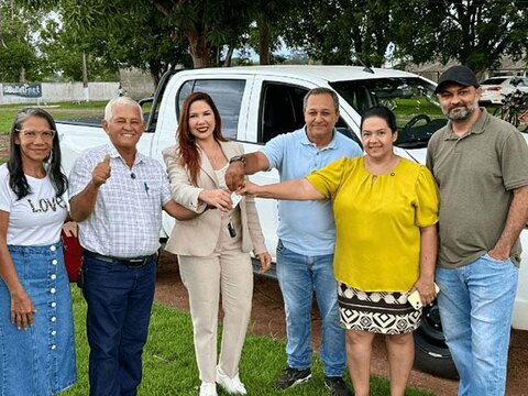 Deputada federal Cristiane Lopes fortalece políticas sociais com entrega de caminhonete em Cacaulândia