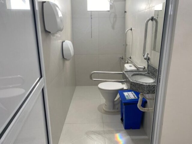 Os banheiros foram revestidos com porcelanato e elaborado com acessibilidade - Gente de Opinião