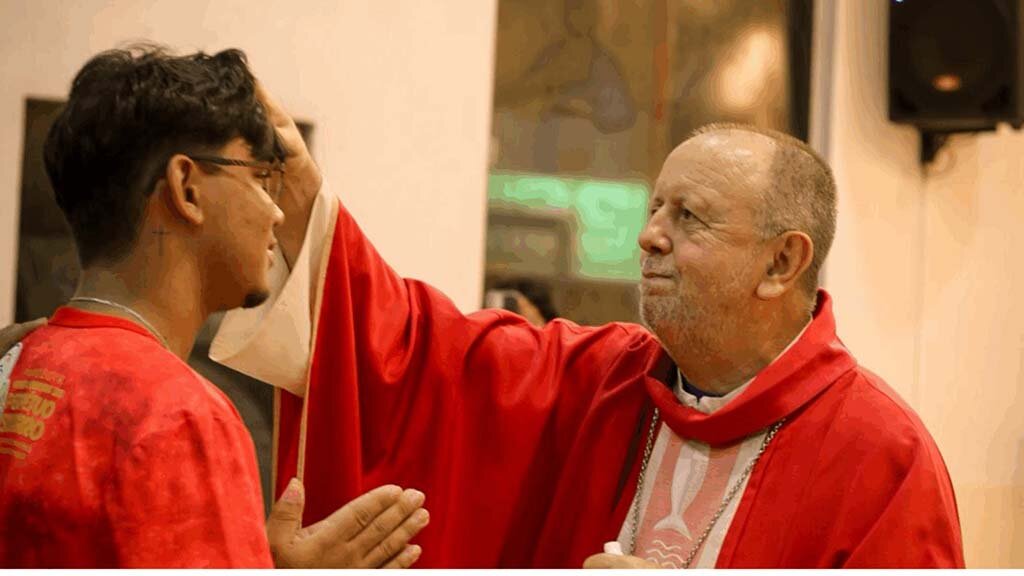 Dom Roque ungiu os crismandos com o Óleo e traçando o sinal da cruz - Gente de Opinião
