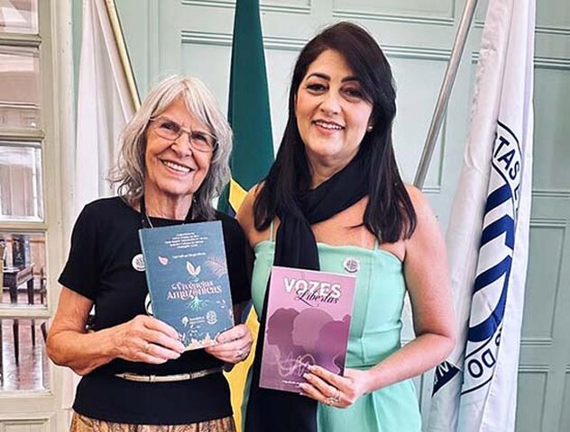 Bilah Bernardes, Presidente da AJEB Minas Gerais, recebendo da escritora Nazian Holanda, a Coletânea Vivências Amazônicas. - Gente de Opinião