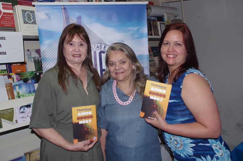 Escritoras: Edilusa Pasquotto representando a AJEB RO, Nancy Alcântara, Presidente da AJEB SP, e Brenda Marques, representante da AJEB MG. - Gente de Opinião