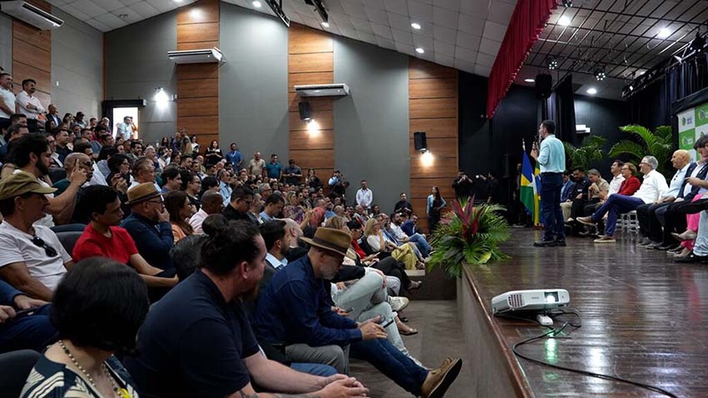 Solenidade de assinatura simbólica do contrato de aquisição do Hospital Universitário Municipal aconteceu no auditório do Teatro Banzeiros - Gente de Opinião