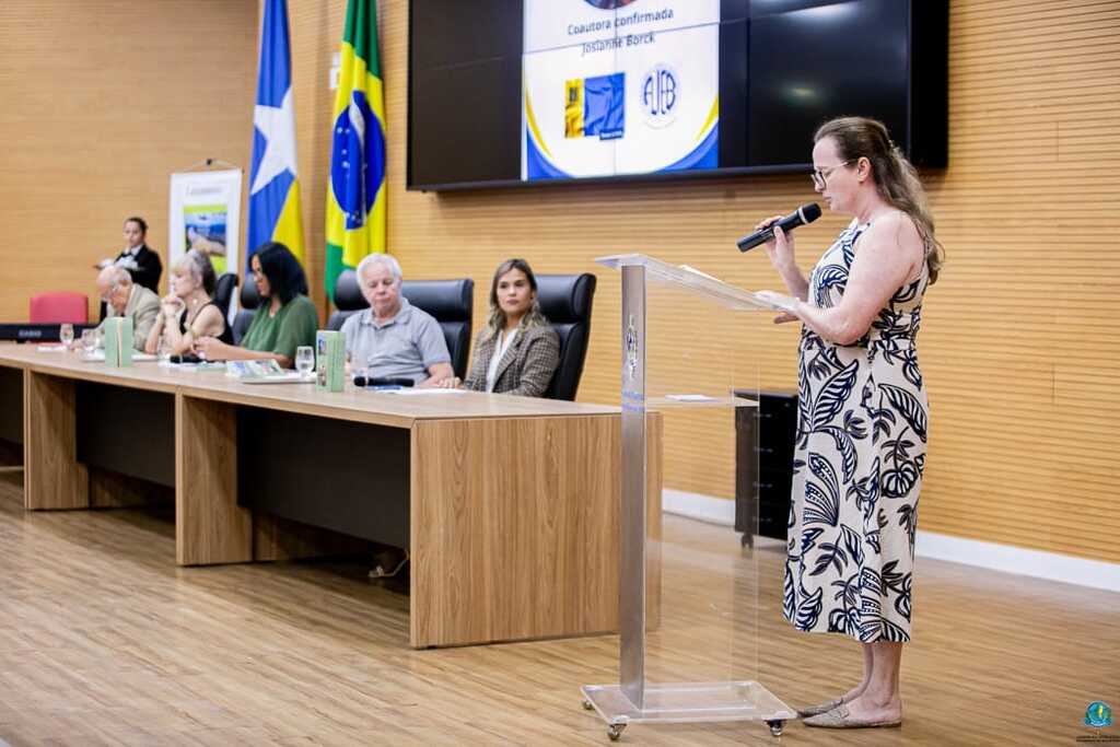 Rosângela Arend, organizadora e Coautora lendo seu poema sobre Parque Natural de Porto Velho. - Gente de Opinião