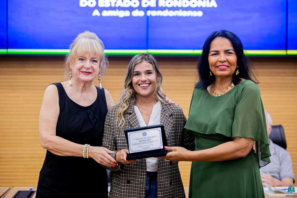 Jussara Gottlieb e Izabel Cristina Presidente e Vice Presidente da AJEB RO entregando a Dra Sammara Lacerda, Assessora Jurídica  uma homenagem a  Taíssa de Sousa Deputada Estadual pelos seus relevantes trabalhos a cultura Rondoniense. - Gente de Opinião