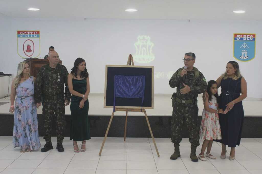 O comandante que sai e o que assume o cargo, com suas esposas, na sede do 5º BEC  - Gente de Opinião
