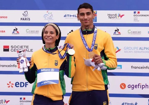 NO MUNDO DOS ESPORTES - A TETRA E O GUIA