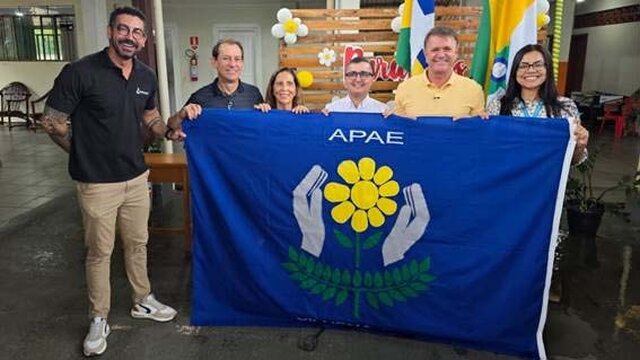 Legenda foto 1: Equipe da Energisa realizando entrega na APAE de Vilhena - Gente de Opinião