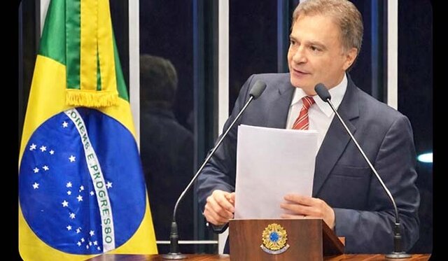 Senador Alvaro Dias, na Tribuna do Senado Federal - 2012 - Gente de Opinião