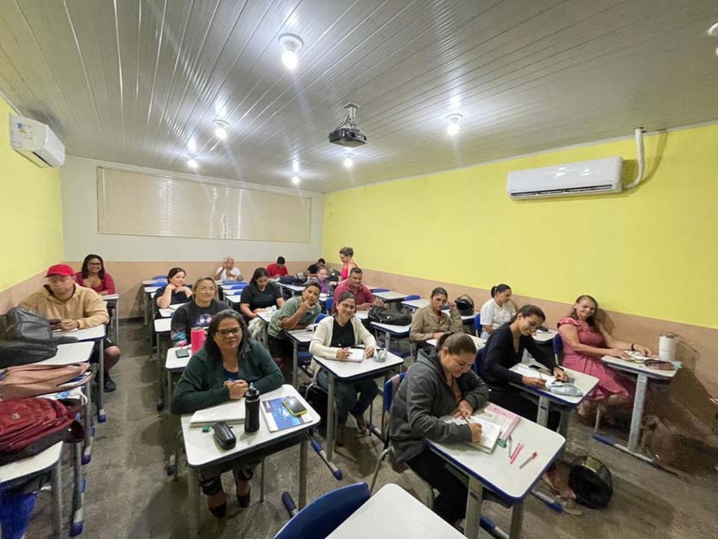 A organização permite que estudantes com diferentes rotinas de trabalho e compromissos familiares encontrem alternativas viáveis para a retomada da vida escolar - Gente de Opinião