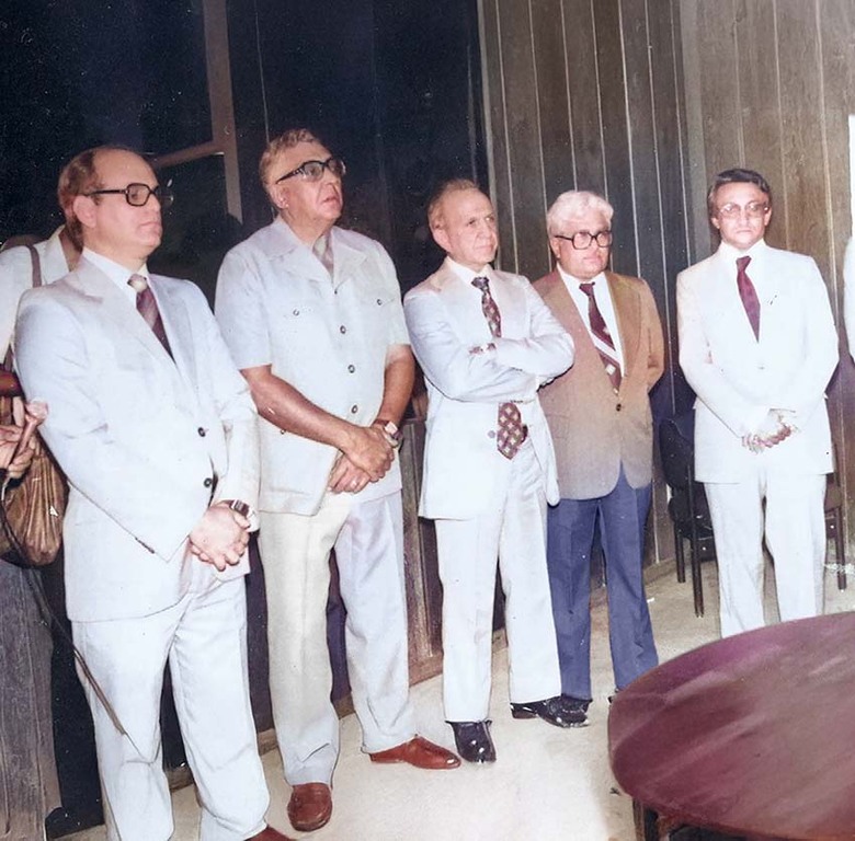 Da equerda para direita, des. Darci Ferreira, govenador Jorge Teixeira, des. Foaud Darwich, des. César Montenegro e des. Clemenceau Pedrosa Maia. (foto colorida por IA) - Gente de Opinião