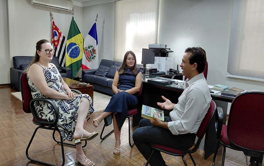 Presidente da Câmara de Jaboticabal SP recebe escritoras da AJEB-RO
