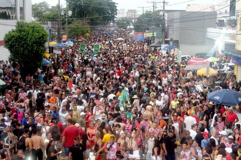 Banda do Vai Quem Quer arrasta uma multidão de foliões