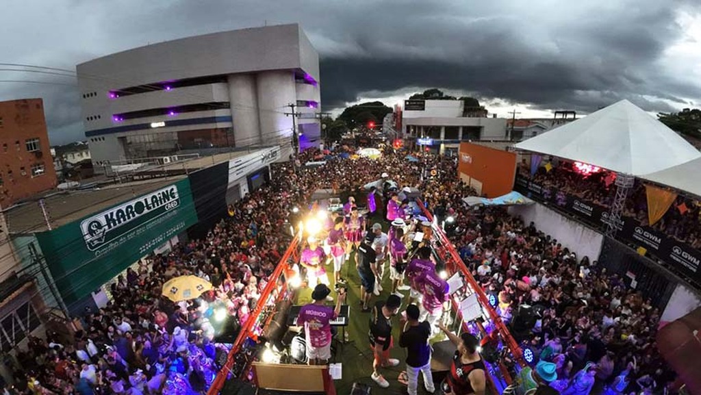 Chuva forte não impede de a Banda do Vai Quem Quer reunir mais de 200 mil foliões  - Gente de Opinião