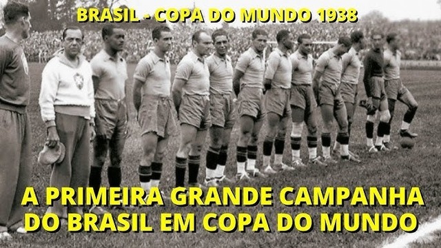 Seleção brasileira, 3o lugar em 1938: o técnico Ademar Pimenta (agasalho branco) e ao lado o inventor da "bicicleta" e capitão Leônidas - Gente de Opinião