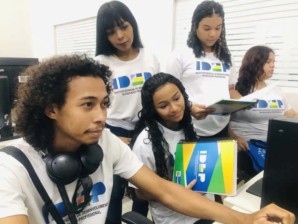 O ensino técnico amplia as chances do estudante crescer profissionalmente, pois, habilita o aluno para uma profissão, combinando teoria e prática - Gente de Opinião