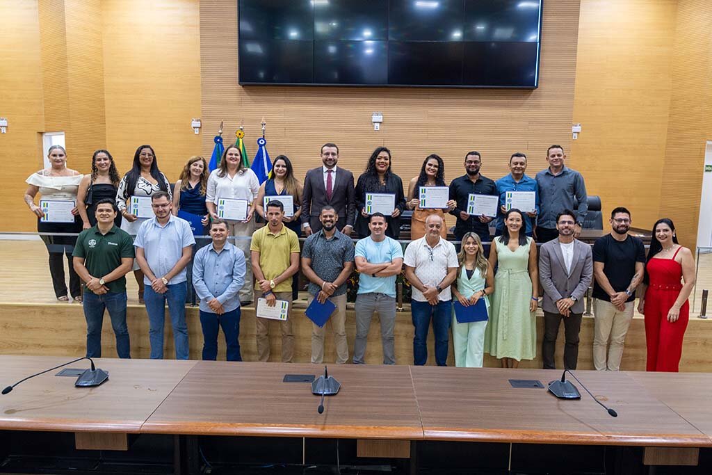 Deputado Ribeiro do Sinpol entrega votos de louvor a agentes de crédito do Proampe - Gente de Opinião