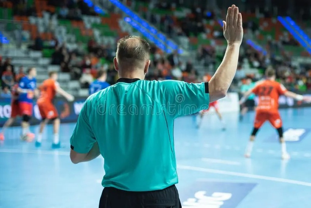 O sinal do árbitro de handebol, mão para cima, indica falta por antijogo - Gente de Opinião