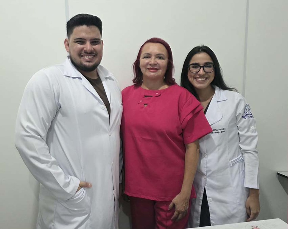 Médicos residentes Gerson Koseph  e Kátia Carolina ladeados com.a Pós Dra Conceição Simões Diretora da Maternidade Municipal Mãe Esperança em nossa capital. - Gente de Opinião