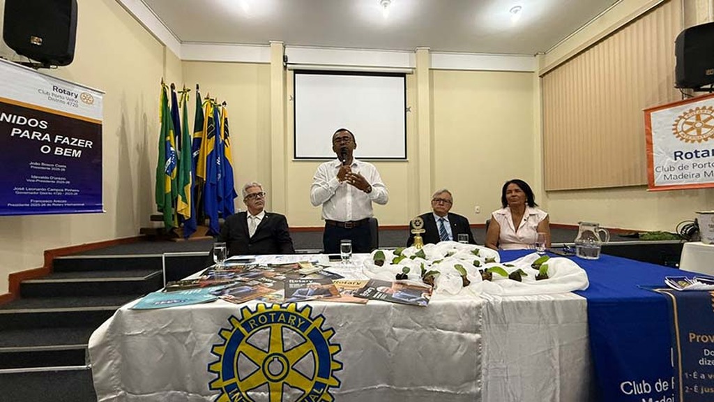 Governador Leonardo Pinheiro Distrito 4720 , ladeados com os Presidentes Roberto Valadão, João Bosco Costa e Izabel Cristina da Silva dos Clubes de Rotary de Porto Velho. - Gente de Opinião
