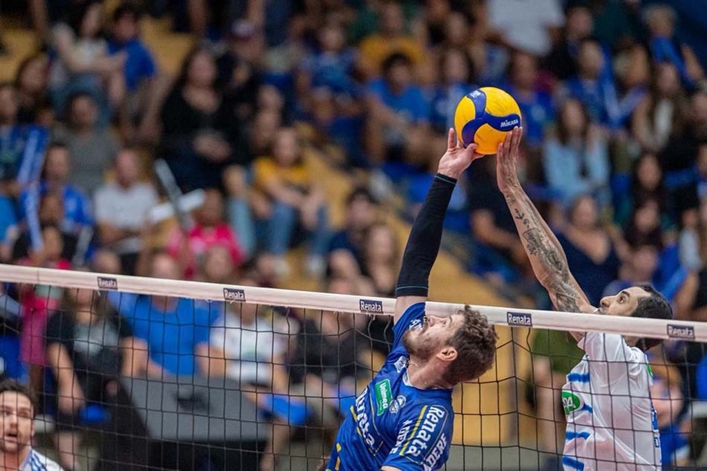 Bruninho, de azul, foi eleito o MVP, melhor jogador do torneio - Gente de Opinião