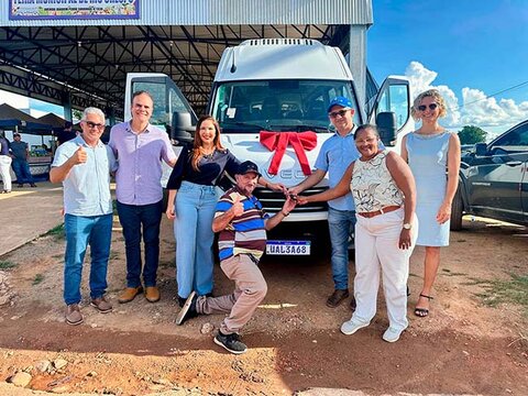 Esporte fortalecido: Cristiane Lopes entrega van e viabiliza pista de caminhada em Rio Crespo-RO