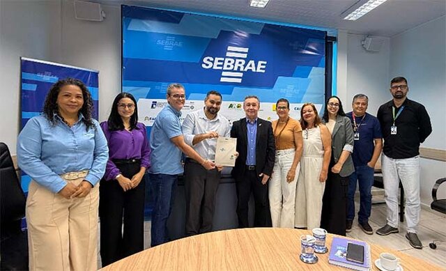 Representantes do Sebrae em Rondônia, do Sicoob e da SEMED de Porto Velho formalizam termo de adesão para fortalecer ações de educação empreendedora e financeira nas escolas municipais. | Fonte: Fernanda Nabôa. - Gente de Opinião