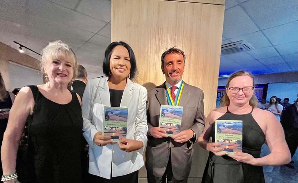 Jussara Gottlieb ,  Vice Presidente da AJEB RO, Izabel Cristina da Silva Presidente Coordenadora AJEB RO Presidente , Alessandro Cortese Embaixador da Itália no Brasil e Rosângela Arend Secretária da AJEB RO, durante a entrega da obra pioneira Coletânea Porto Velho em Poesia. - Gente de Opinião
