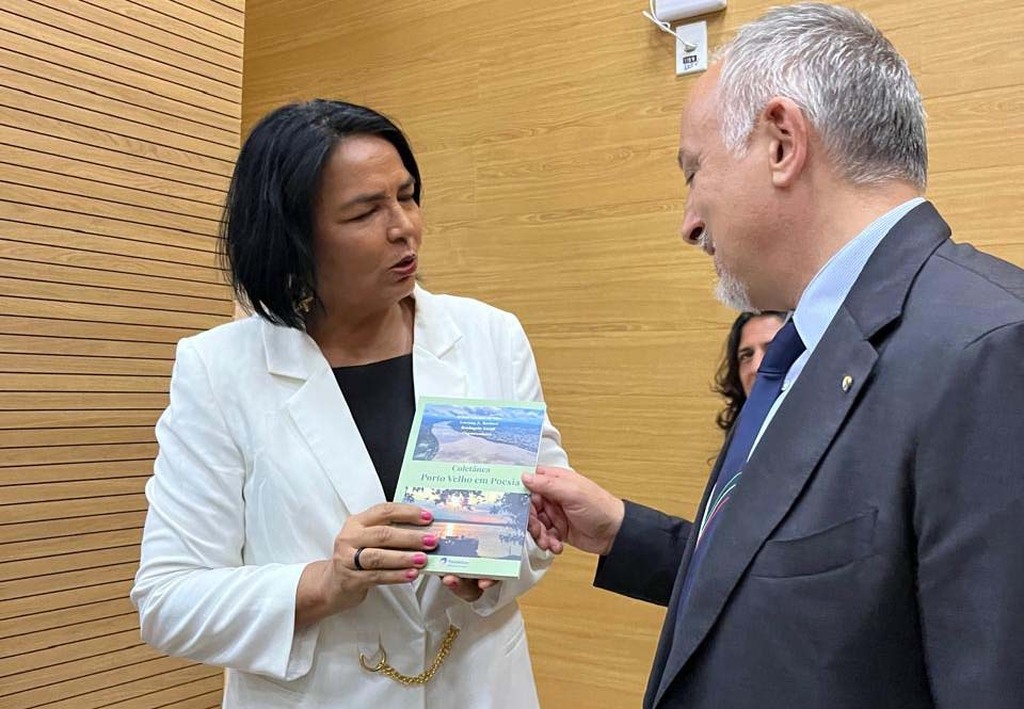 Izabel Cristina Presidente Coordenadora falando sobre a Coletânea Porto Velho em Poesia para Domenico Fornara ,Cônsul Geral da Itália em São Paulo. - Gente de Opinião