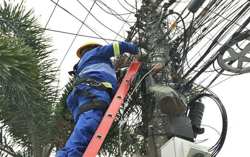 Segurança em postes: Energisa alerta técnicos de telecomunicações sobre riscos próximos à rede elétrica