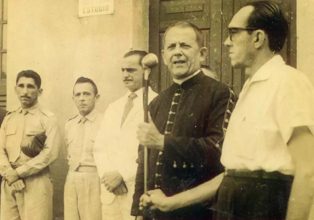 Dom João entre o prefeito Rafael Castiel e o jornalista Petronio Bacelos, inaugurando a Rádio Caiari - Gente de Opinião