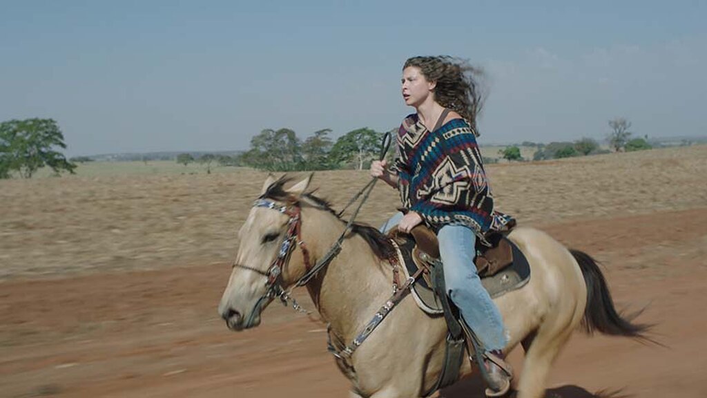 Carolina Belarmino em cena de DOMA - Gente de Opinião