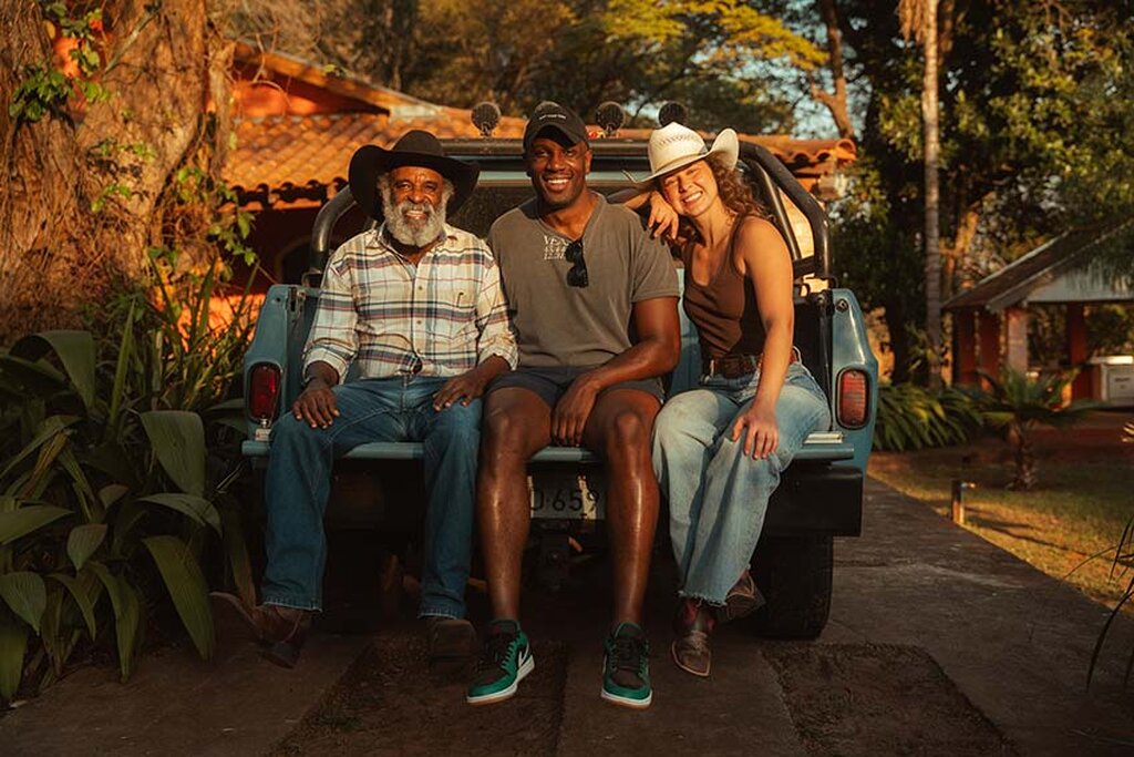 O ator Wilson Rabelo, o diretor Alex Igbanoi e Carolina Belarmino nos bastidores de DOMA - foto de Ruy Neto e Helo Molinari - Gente de Opinião