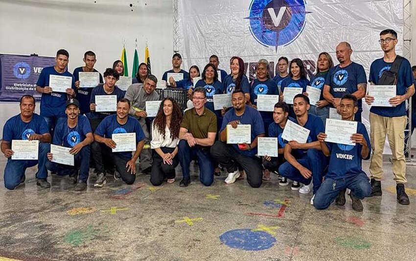 Concluintes comemoram o recebimento de certificados e do kit com equipamentos do Programa Vencer