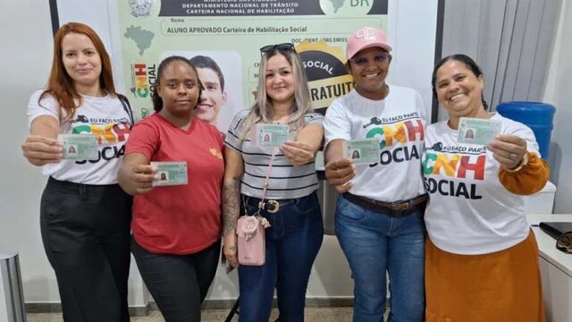 Contempladas do programa CNH Social em Ariquemes e Ji-Paraná recebem do governo de RO as novas permissões para dirigir  - Gente de Opinião