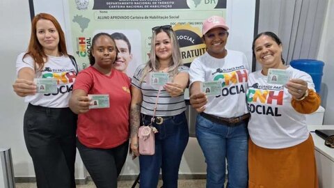 Contempladas do programa CNH Social em Ariquemes e Ji-Paraná recebem do governo de RO as novas permissões para dirigir 