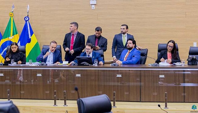 Deputados estaduais em sessão na terça-feira (24), no plenário da Casa de Leis (Foto: Thyago Lorentz | Secom ALE/RO) - Gente de Opinião