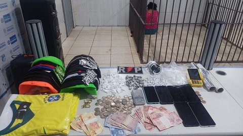 Polícia Militar prende mulher pro tráfico de drogas na Vila Samuel 