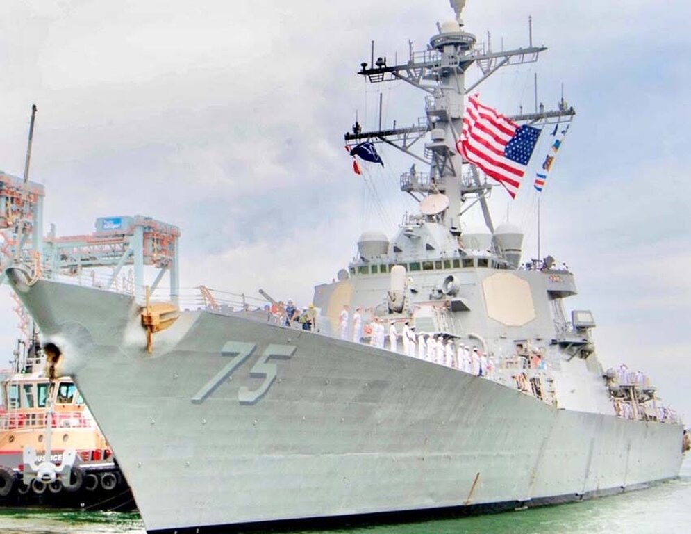 U.S. Navy guided-missile destroyer USS Donald Cook (DDG-75), on which Graciela Saraiva conducted operational deployment missions in the Persian Gulf and the Gulf of Aden. This contrast illustrates generational continuity in military service across different operational contexts and technological eras. Perhaps he never imagined it. - Gente de Opinião