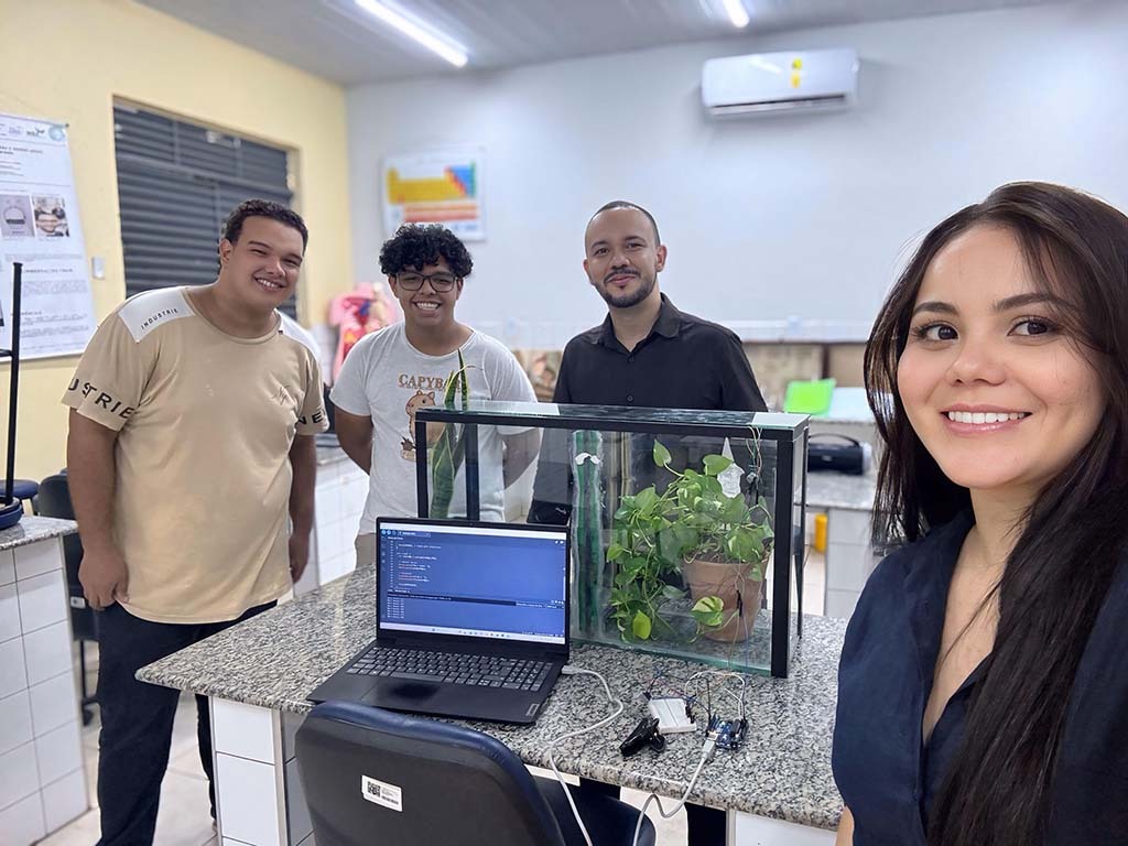 Professor Maicon Maciel, Professora Nayara Cunha e estudantes na montagem do projeto - Gente de Opinião