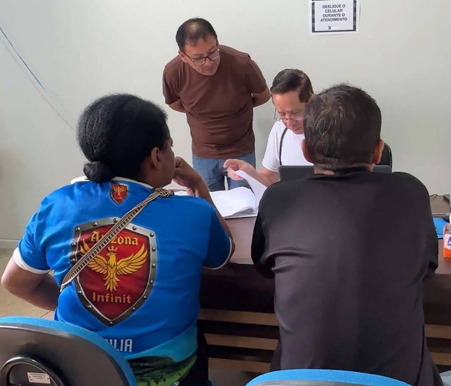 Médico Wilson Flores (camisa Marron) e o médio Juan Villalobos (camisa branca) - Gente de Opinião