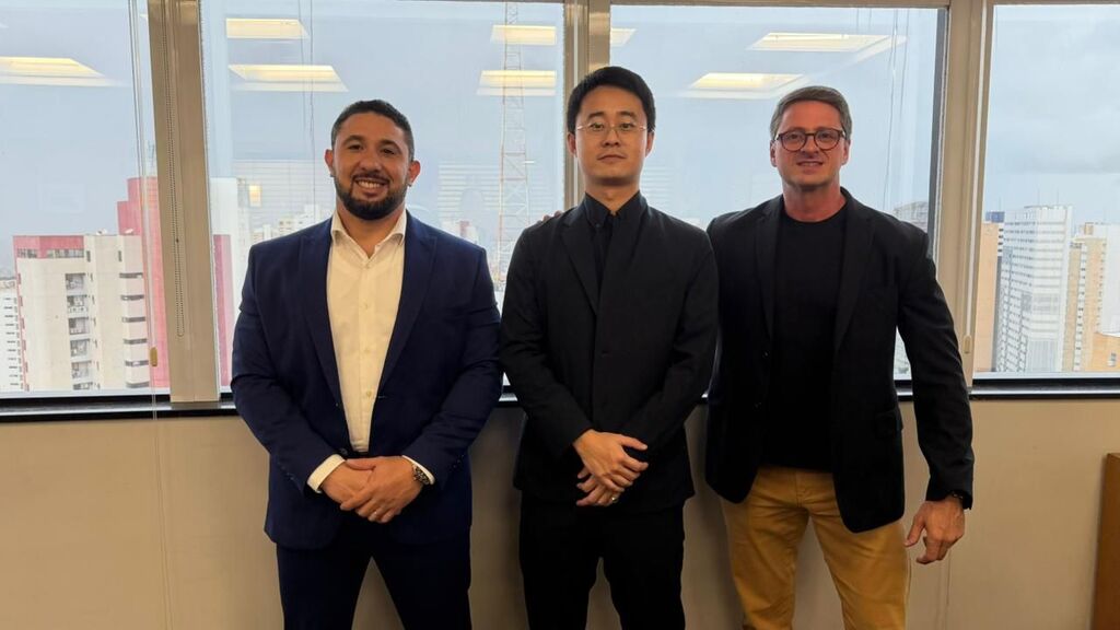 Marcus Paulo Santos (presidente da Associação Brasil-China de Negócios- ABCN)  - Eleas Liu (vice-presidente de Desenvolvimento de Negócios da StarCharge)  - Mario Sergio Guilge (vice-presidente Energia / ABCN) - Gente de Opinião