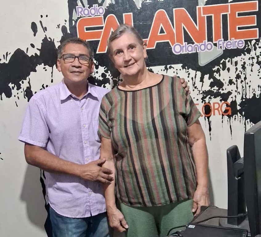 Reinaldo Ramos ladeado com.a escritora Ana Zimmer durante a visita na Rádio Falante - Gente de Opinião