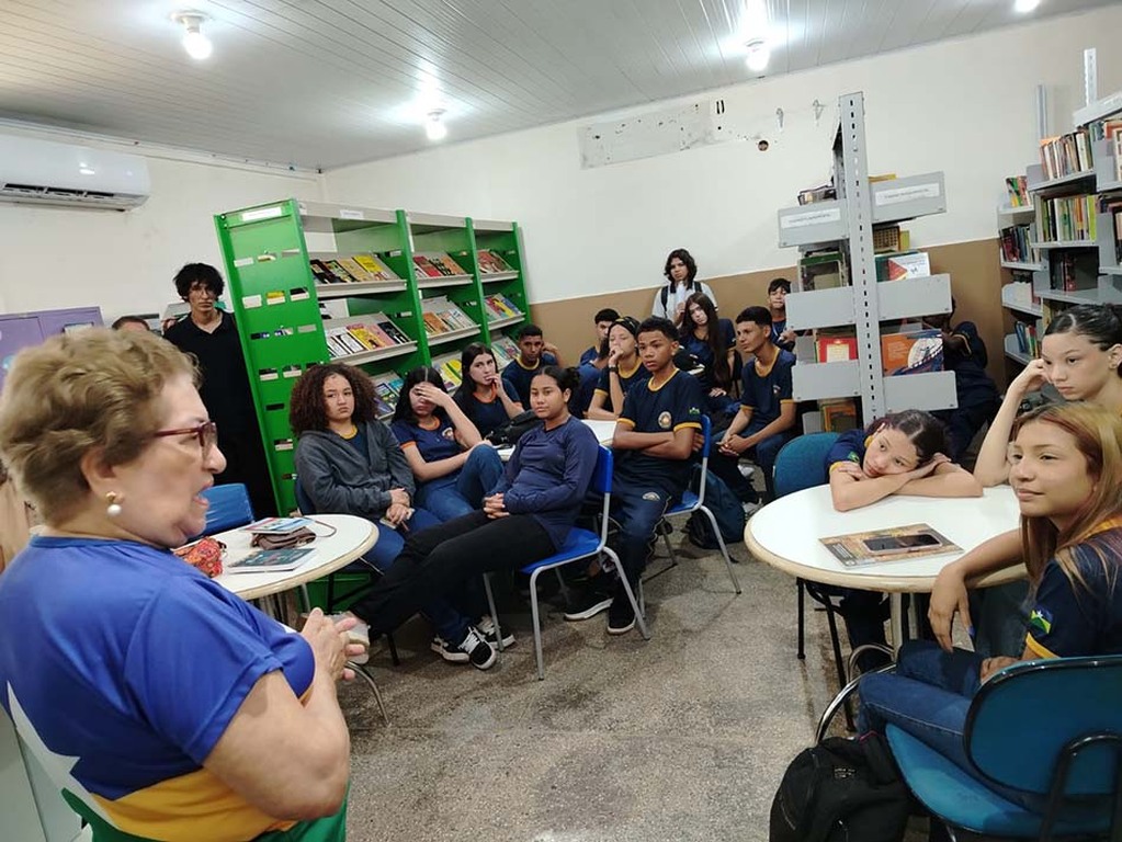 A Escritora Iris Gurgel urante a Roda Literária falando da sua obra Páginas Vivas - Memórias de uma vida. - Gente de Opinião