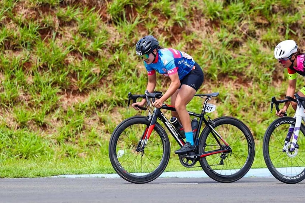 Moradora de Guajará-Mirim, a atleta da Federação de Ciclismo de Rondônia, vem se destacando no ciclismo regional e nacional por seu desempenho em competições e pelo trabalho desenvolvido junto à equipe técnica da escola - Gente de Opinião