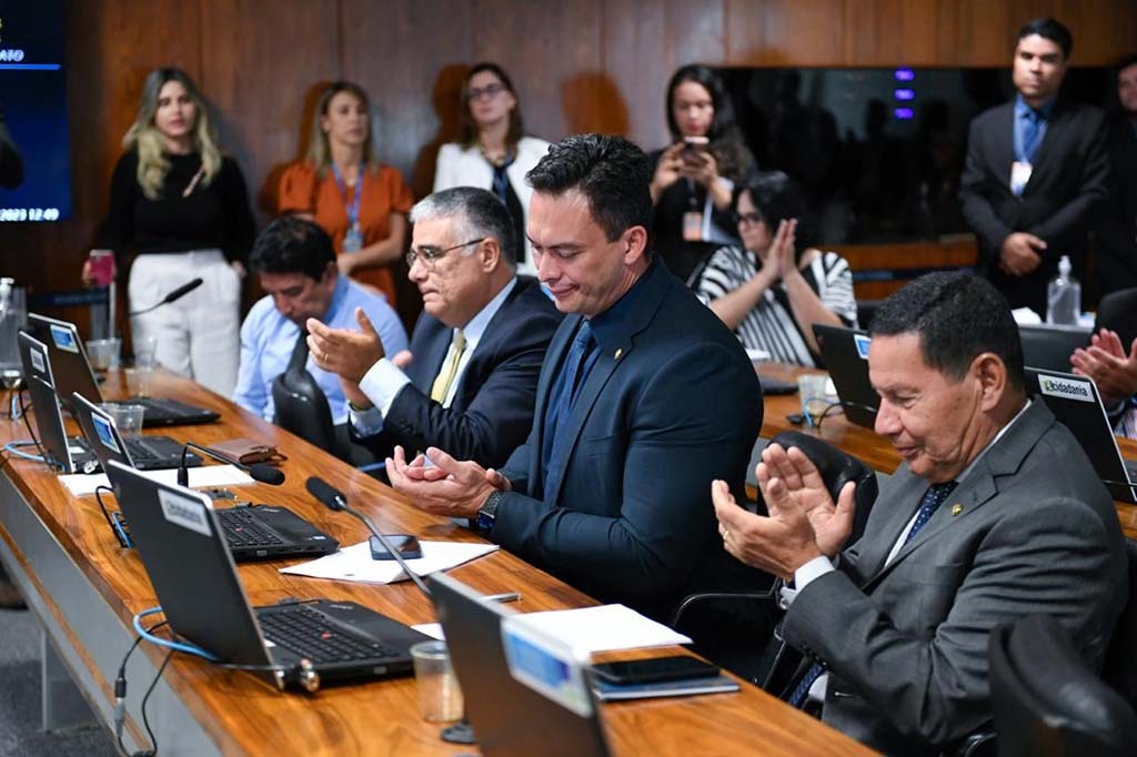 Senadores Hamilton Mourão e Styvenson Valentim marcam presença no lançamento da pré-candidatura de Eduardo Girão ao Governo do CE no Sertão Central - Gente de Opinião