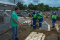 Cemitérios recebem limpeza para homenagens no Dia das Mães