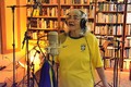 Em ritmo de copa, idosa moradora do DF aposta em marchinha otimista para trazer o hexa brasileiro