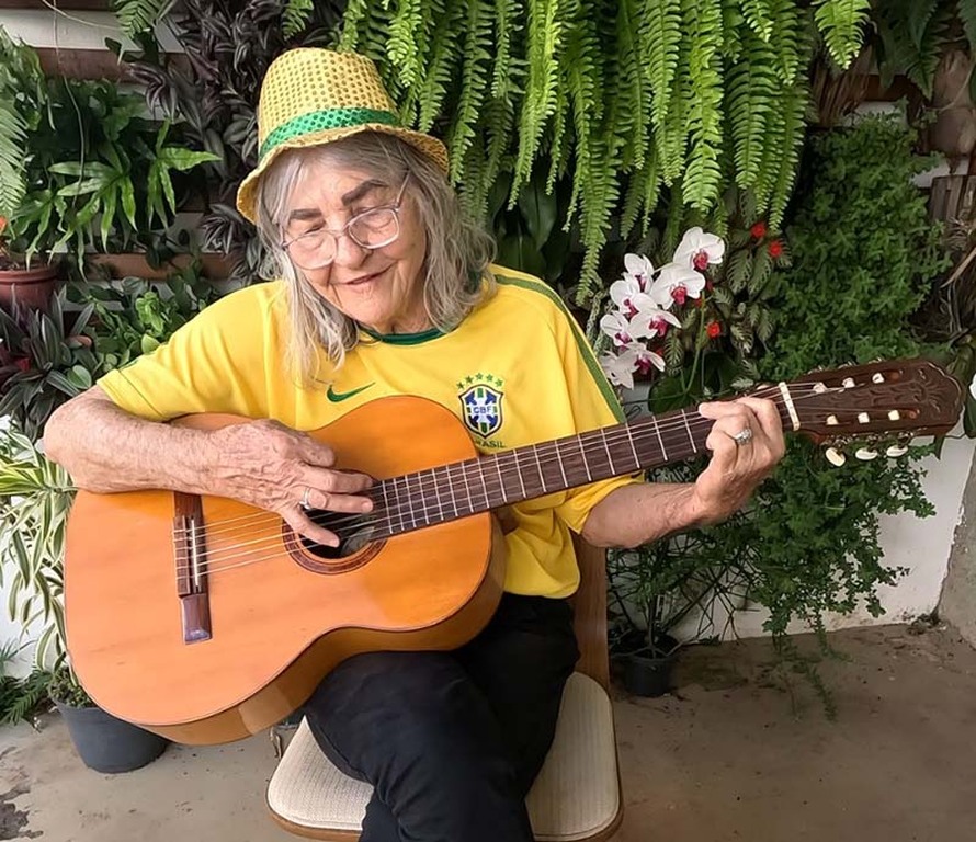Em ritmo de copa, idosa moradora do DF aposta em marchinha otimista para trazer o hexa brasileiro - Gente de Opinião