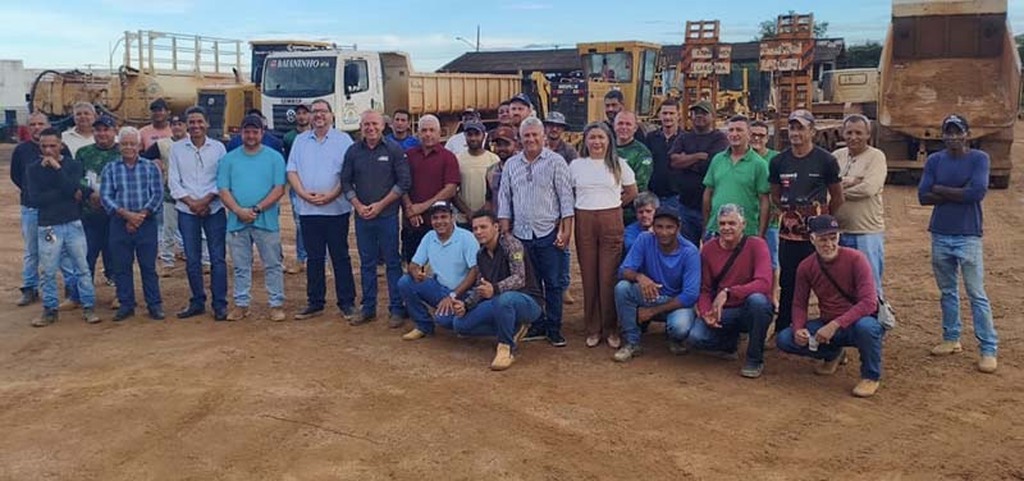 Ezequiel Neiva esteve juntamente com os servidores da Secretaria Municipal de Obras (Foto: Nilson Nascimento | Assessoria Parlamentar) - Gente de Opinião