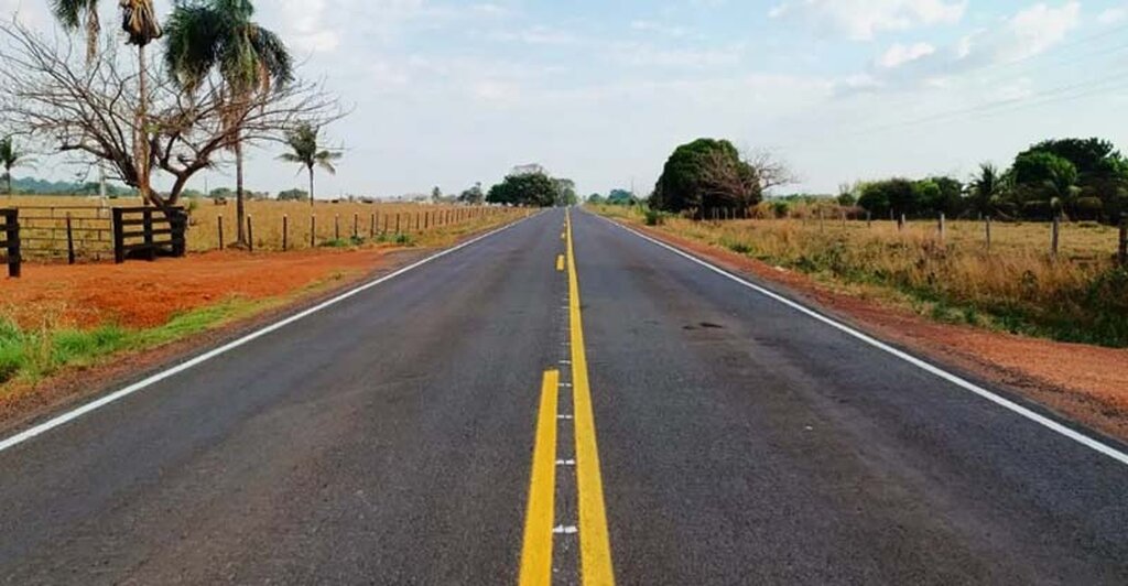 Rodovia com aplicação de microrrevestimento asfáltico, técnica que aumenta a vida útil do pavimento e reduz custos futuros com manutenção (Foto: DER/RO) - Gente de Opinião